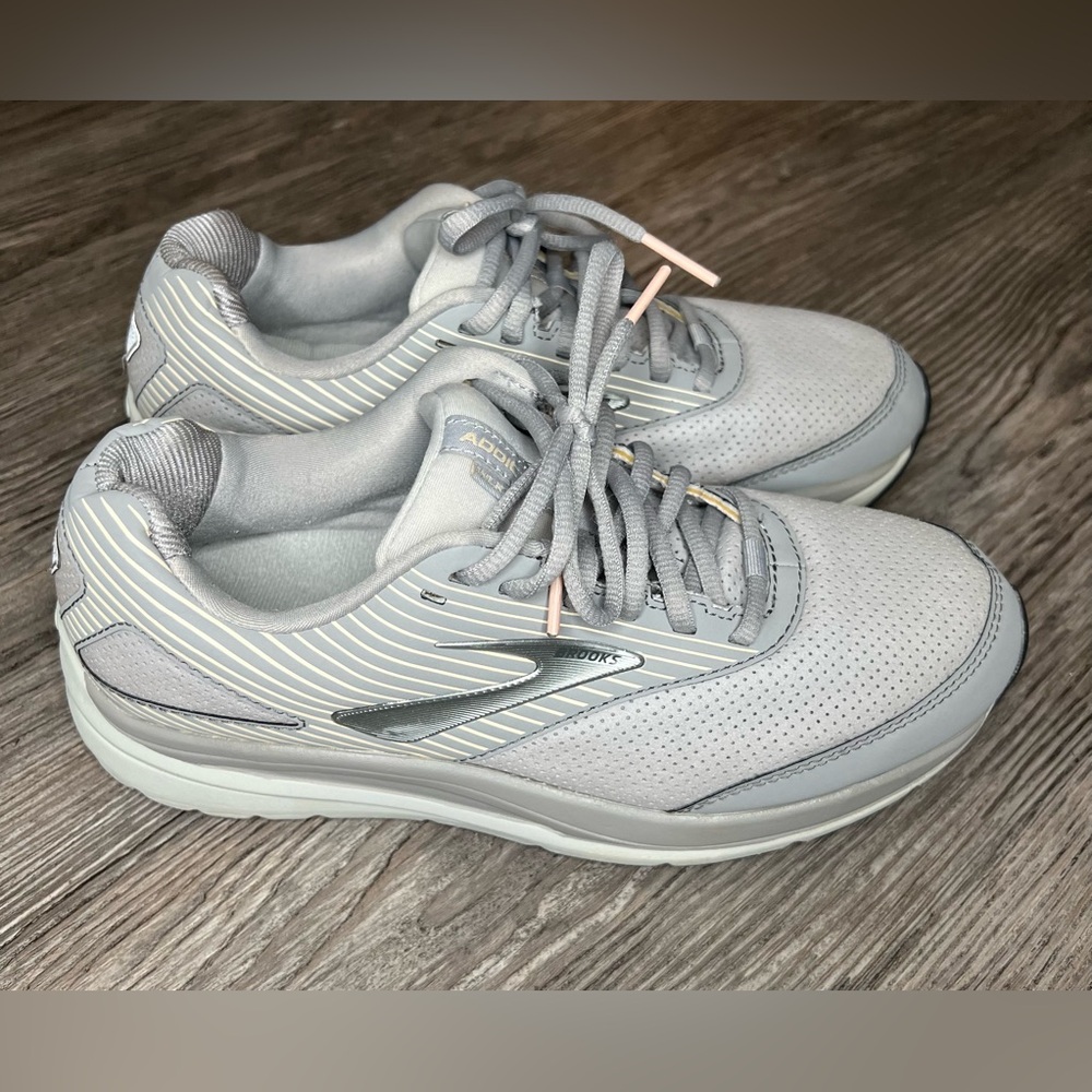 Brooks unisex Gray Athletic Shoes size 9 medium